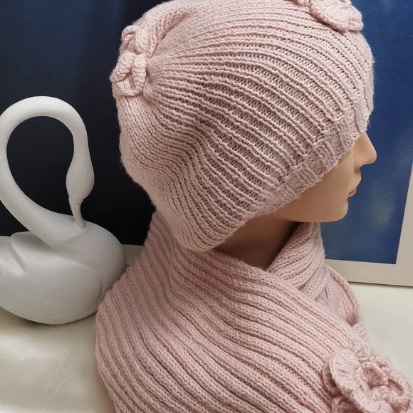New Handmade infinity scarf and hat set. - Picture 3 of 10